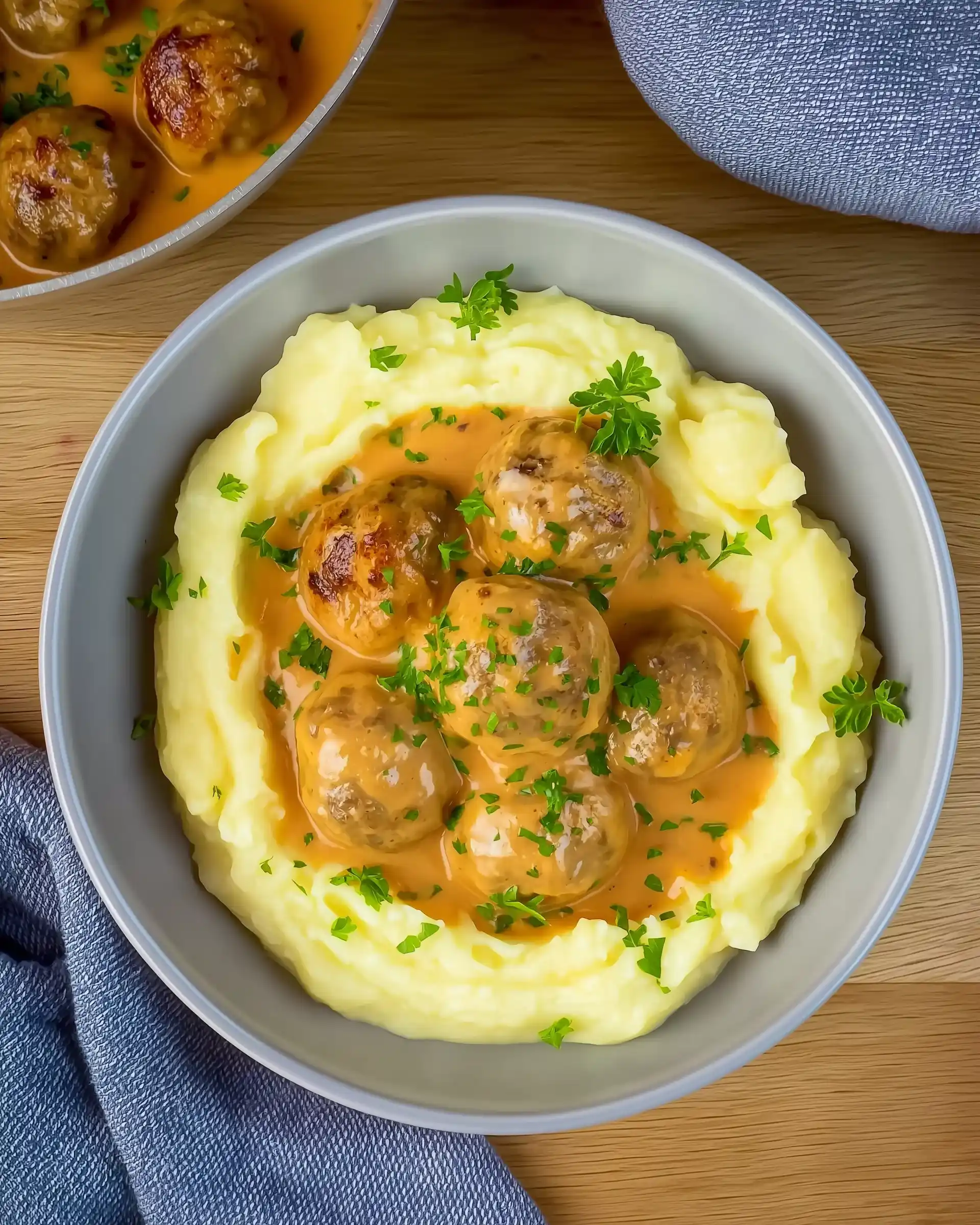 Köstliche Hackbällchen in cremiger Sauce mit Kartoffelpüree – Ein Genuss für jeden Tag!