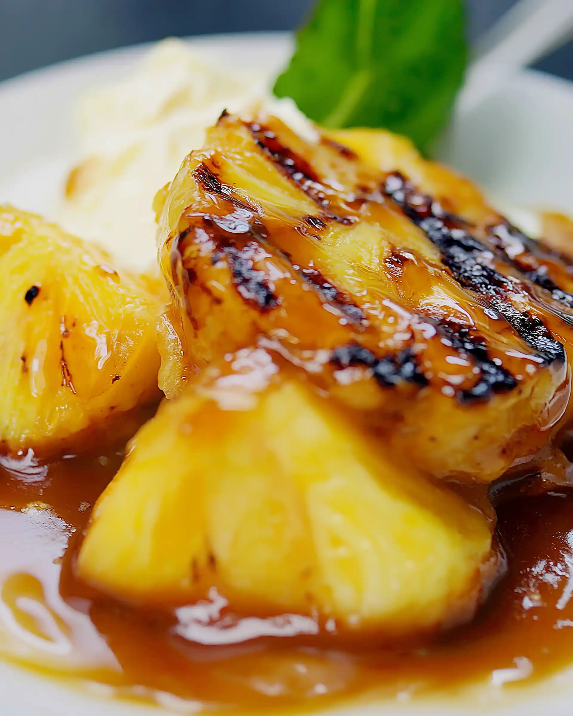 Gegrillte Ananas mit Vanilleeis und Karamellsauce – Ein Genuss!