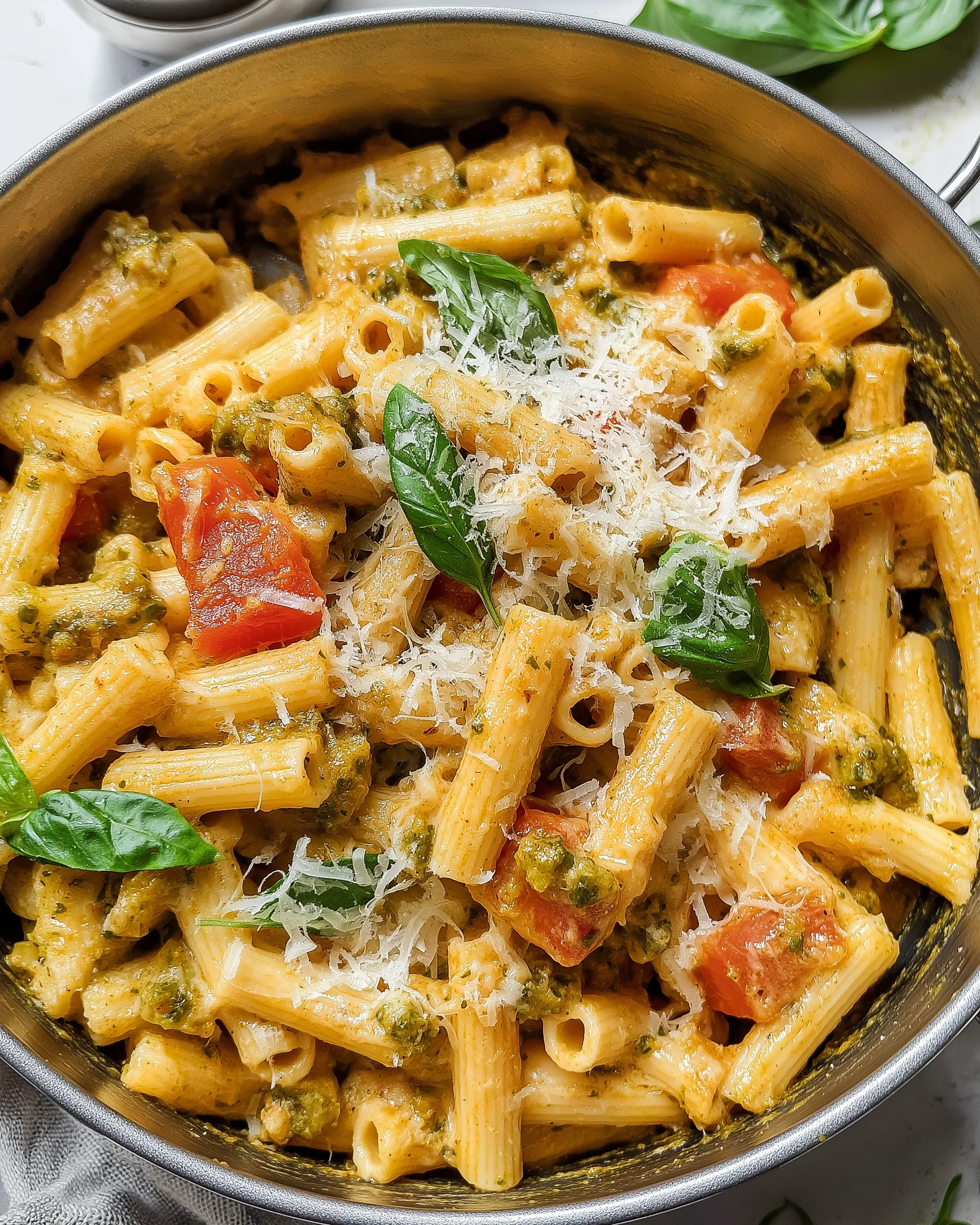 Pesto-Hähnchen-Pasta-Auflauf: Einfach unwiderstehlich lecker!