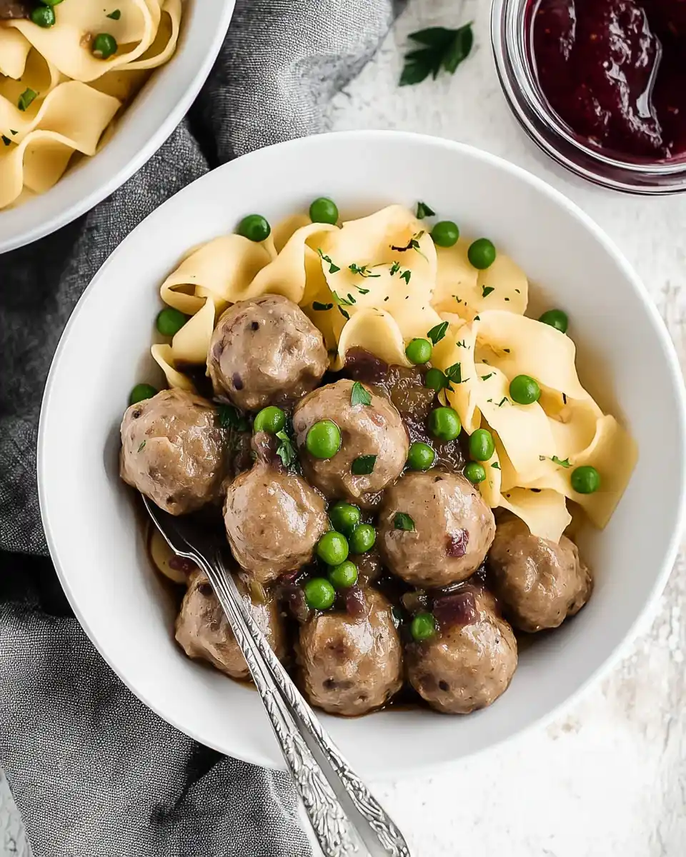 Schwedische Köttbullar mit Preiselbeersauce einfach zubereiten!