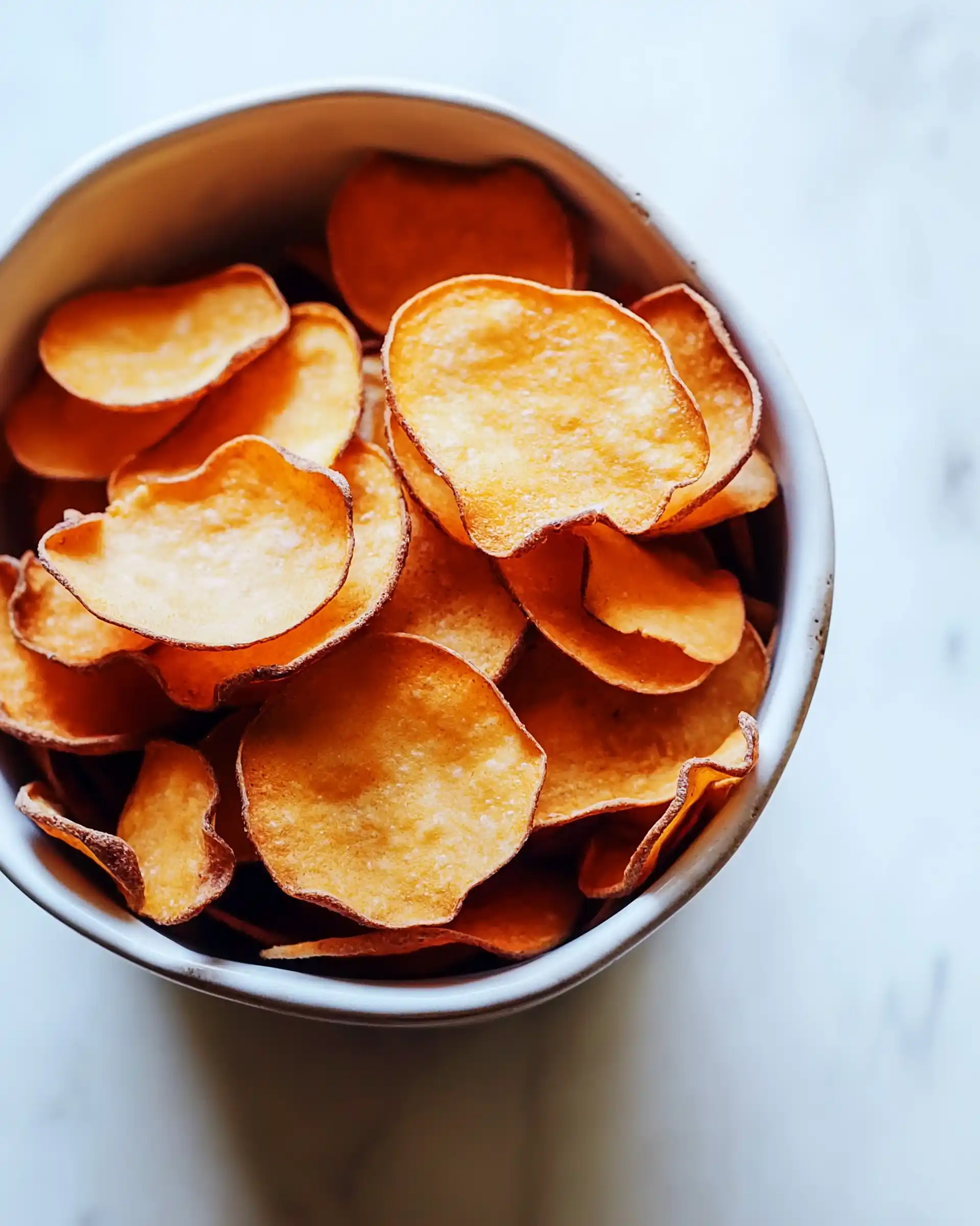 Süßkartoffel-Chips aus der Heißluftfritteuse ganz leicht zubereiten!