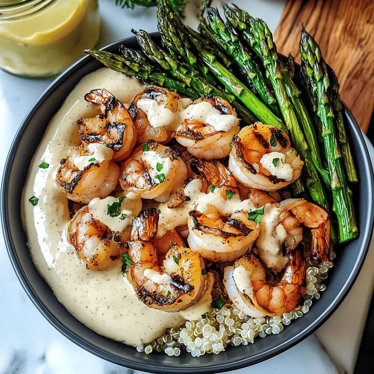 Gegrillte Garnelen-Schüssel mit Spargel und Knoblauchsoße